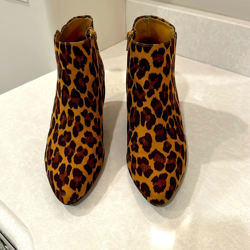 Old Navy leopard print booties in a size 9